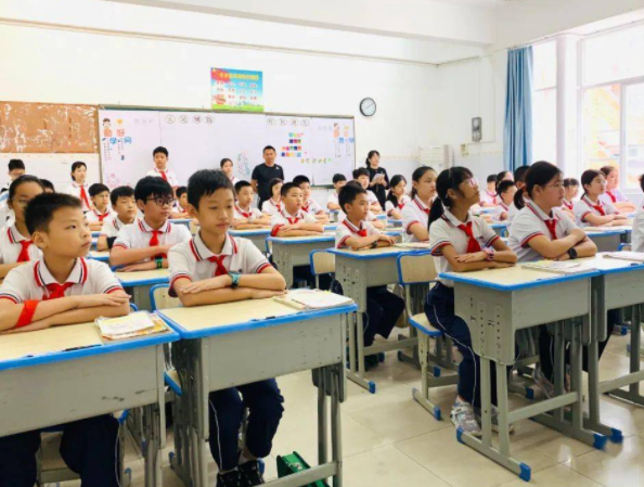 优质均衡方向加速跨进并积极探索高中教育特征多元展开新途径